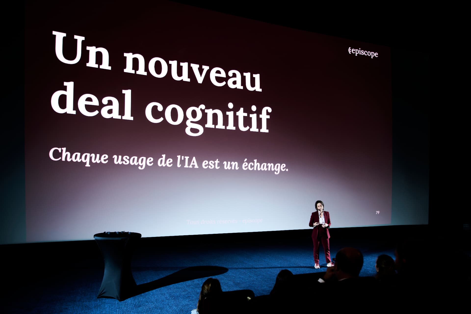 Margaux Pelen on stage, the slide behind her reading Un nouveau deal cognitif